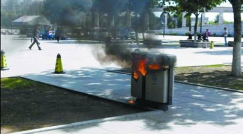 垃圾桶邊發(fā)現(xiàn)一整箱爆竹警方:隨意丟棄或成隱患