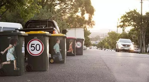垃圾桶上貼安全標(biāo)識(shí)，提醒司機(jī)‘不要超速’